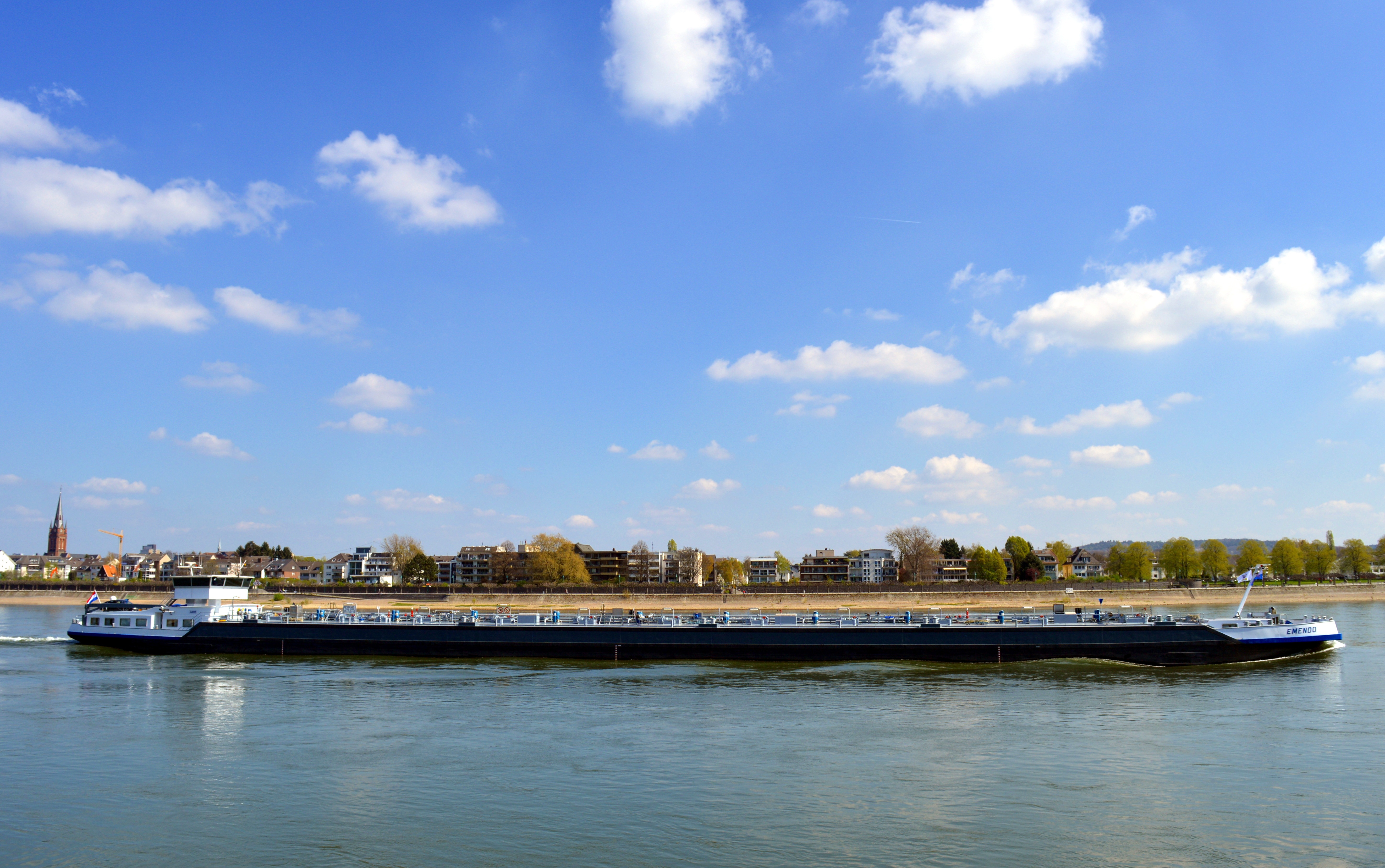 Vrachtschip Op De Rijn Met Op De Achtergrond Een Blauwe Lucht Met Een Paar Wolken