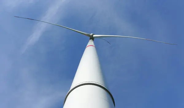 Windturbine met blauwe lucht