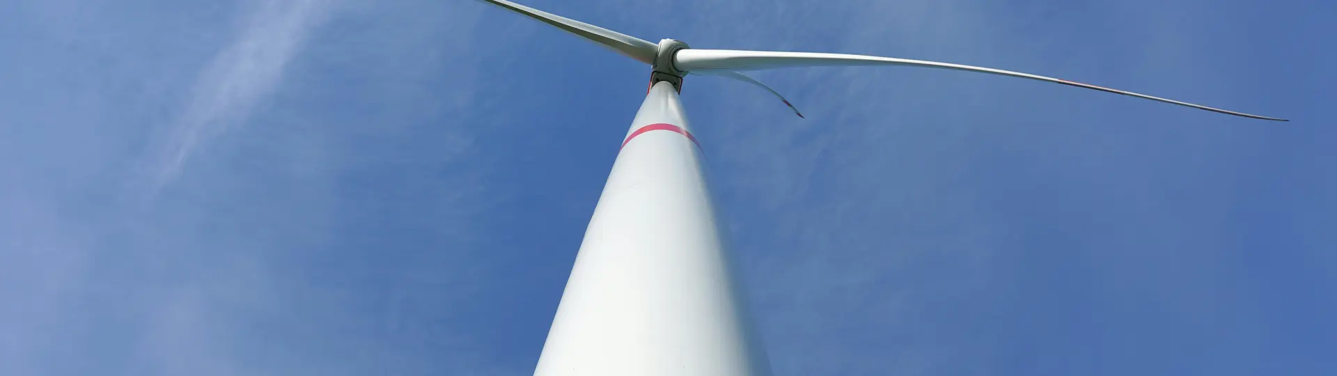 Windturbine met blauwe lucht