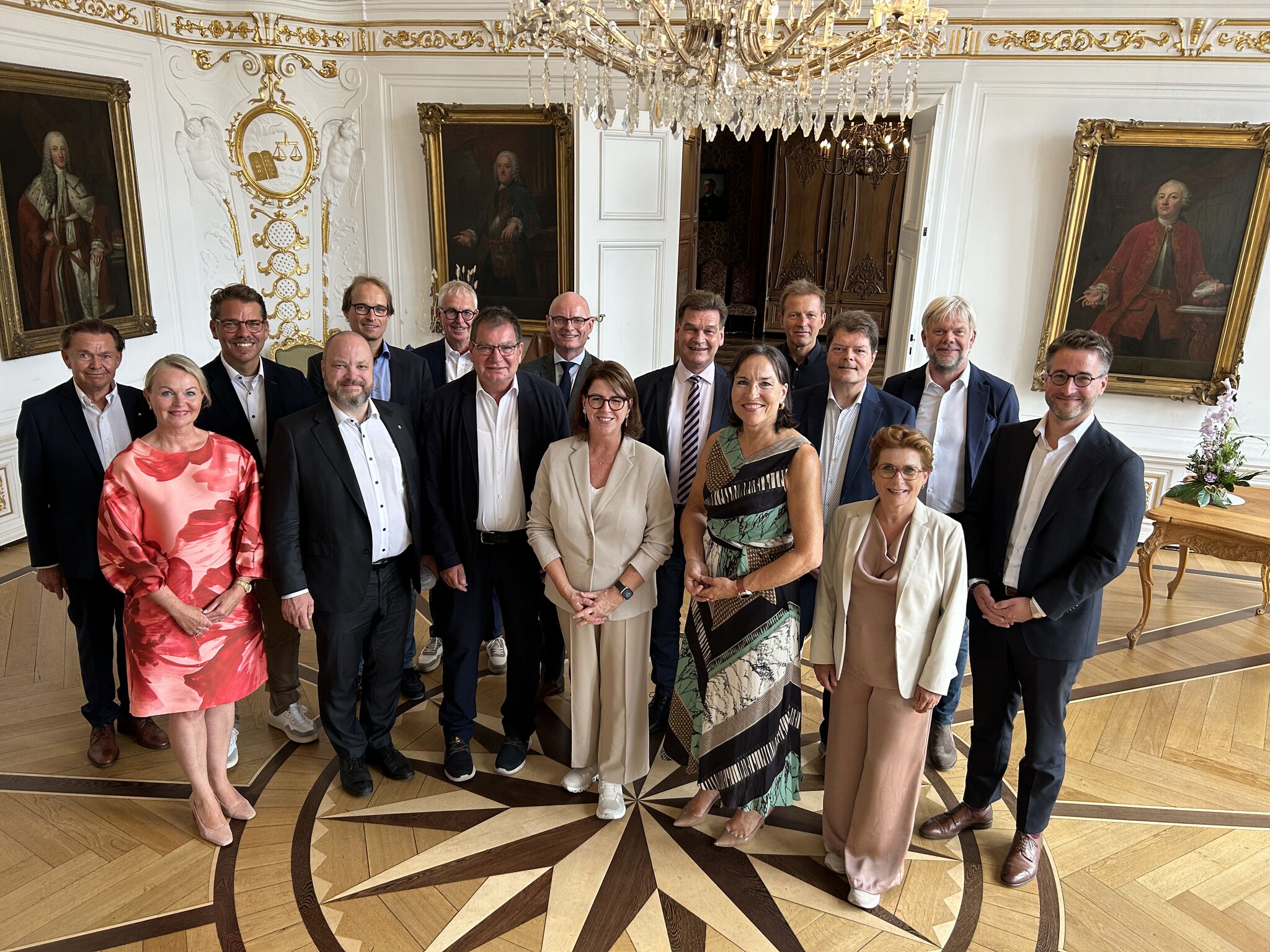 Groepsfoto Trinationaal Overleg Aken met in het midden gedeputeerde Demollin-Schneiders