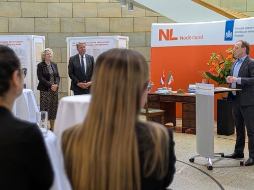 Christof Rasche, vicevoorzitter van de Landtag, opent de expositie