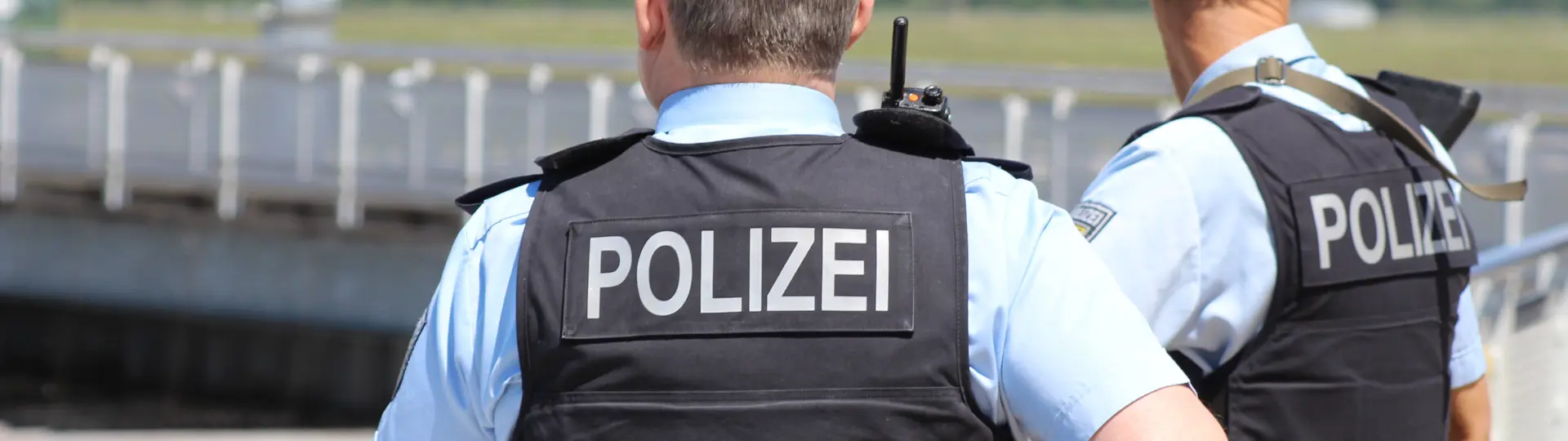 Foto met twee Duitse politiemannen die langs een weg staan