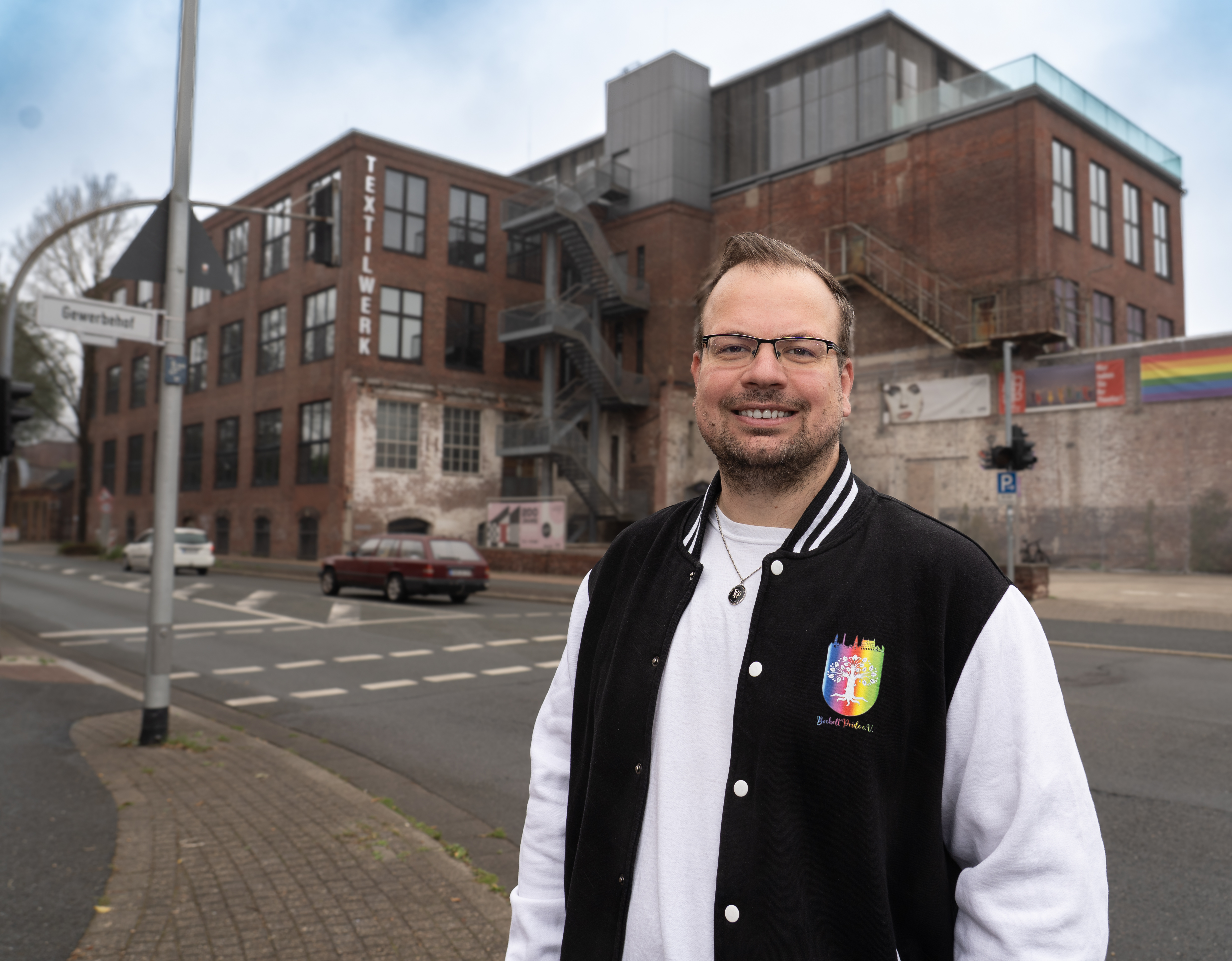Thorsten Jansen, Eerste Voorzitter Van Bocholt Pride E.V., Voor De Textielfabriek In Bocholt, De Locatie Van De Grenslandconferentie 2026