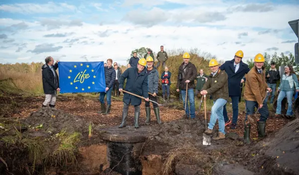 De Symbolische Start Met Onder Andere De Duitse Minister (Met Gele Helm, Meest Links Op De Foto) En De Overijsselse Gedeputeerde Maurits Von Martels (Rechts Op De Foto) © Provincie Overijssel
