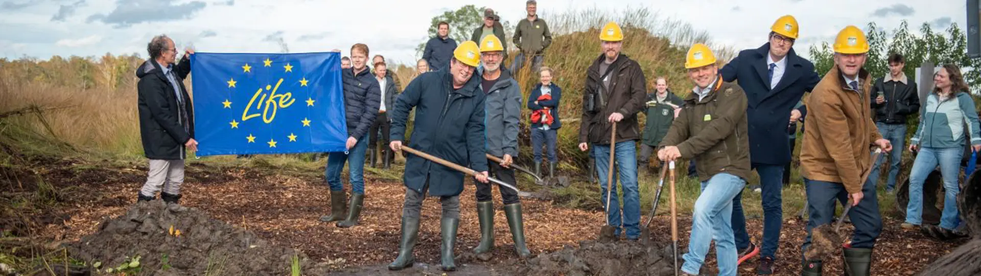 De Symbolische Start Met Onder Andere De Duitse Minister (Met Gele Helm, Meest Links Op De Foto) En De Overijsselse Gedeputeerde Maurits Von Martels (Rechts Op De Foto) © Provincie Overijssel
