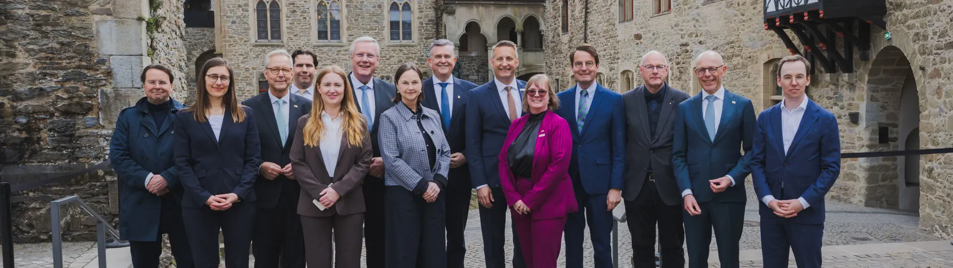 De deelnemers aan het 3+3-overleg van april 2026