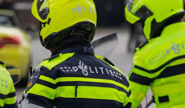Nederlandse motorpolitie met gele helmen