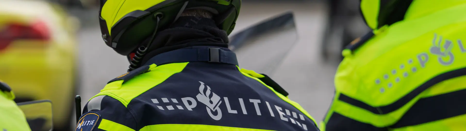 Nederlandse motorpolitie met gele helmen