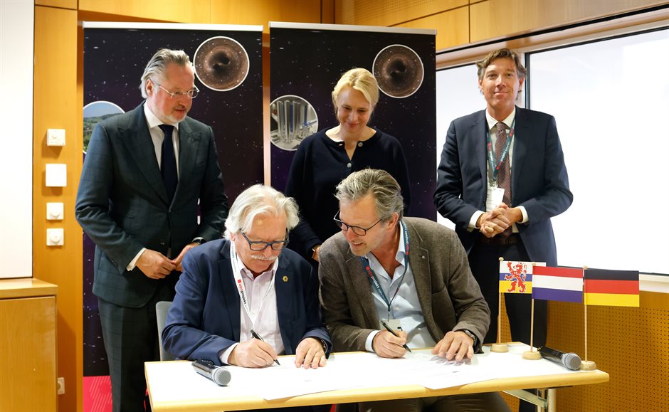 Ondertekening Dza En Nikhef Et