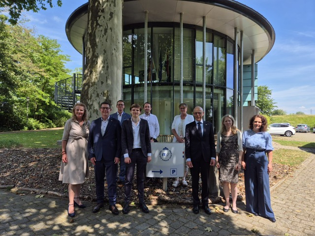Groepsfoto voor het Forum van de Euregio Rijn-Waal