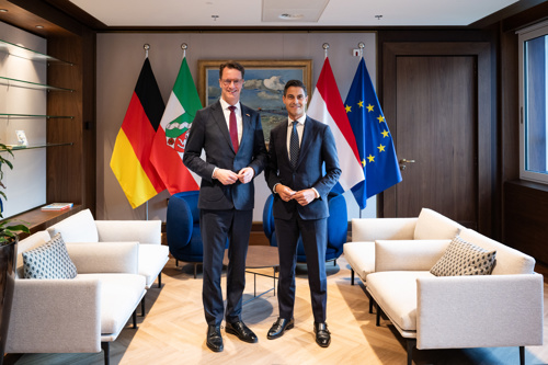 Hendrik Wüst en Rob Jetten met op de achtergrond de Duitse, Noordrijn-Westfaalse, Nederlandse en Europese vlag