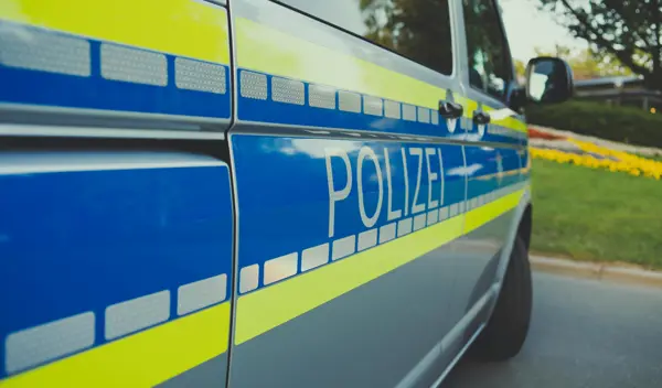 Close-up van de zijkant van een Duits politiebusje met Polizei erop