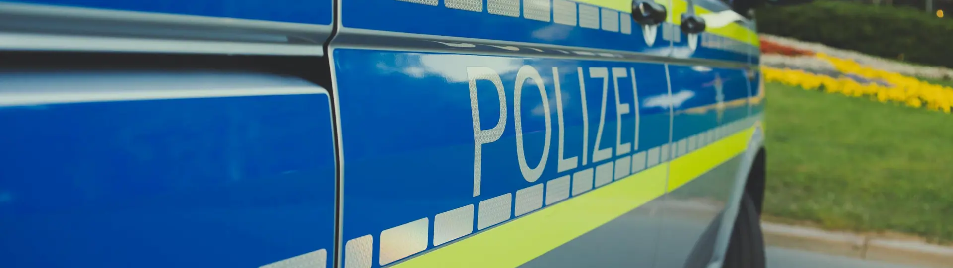 Close-up van de zijkant van een Duits politiebusje met Polizei erop