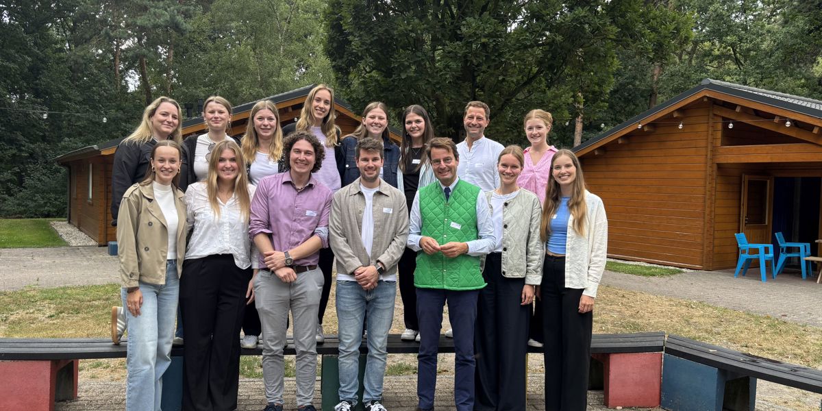 Jonge ambtenaren Bezirksregierungen bij oorlogsbegraafplaats