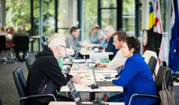 Tijdens Het Spreekuur Zijn Diverse Instanties Aanwezig. Foto © Euregio Rijn Waal