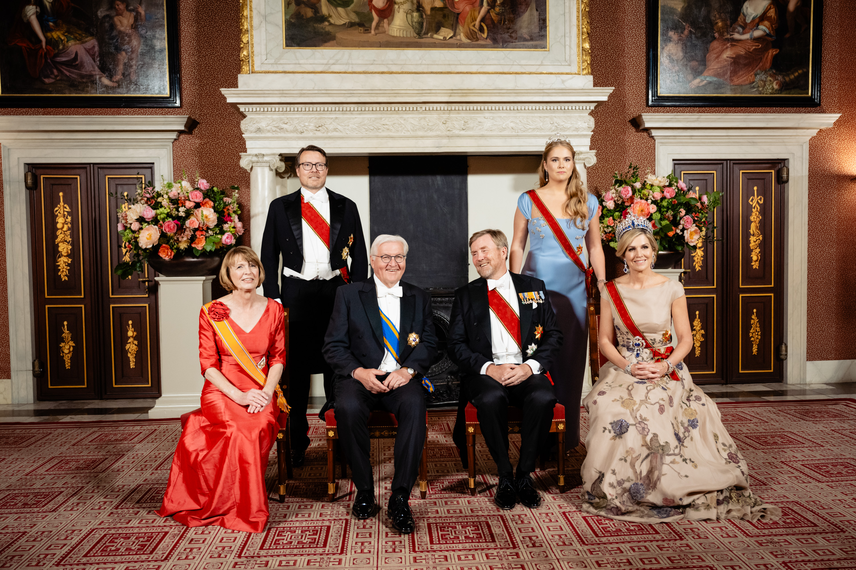 Staatsieportret met van links naar rechts Elke Büdenbender, Prins Constantijn, Frank-Walter Steinmeier, Koning Willem-Alexander, Prinses Amalia en Koningin Máxima © Bundesregierung Sandra Steins