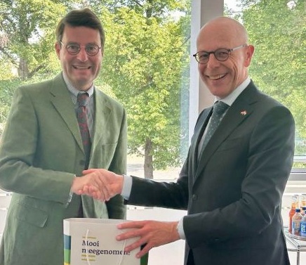 Andreas Bothe en Daniël Wigboldus schudden elkaar de hand