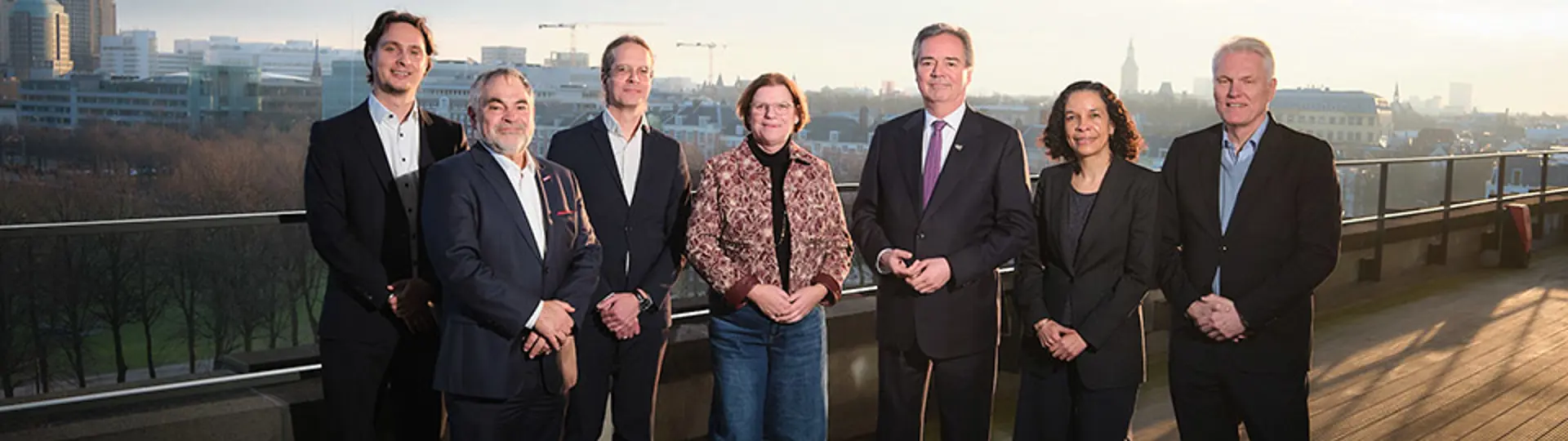 Groepsfoto Bezoek Bremen Op Balkon Provinciehuis 1 © Fred Libochant