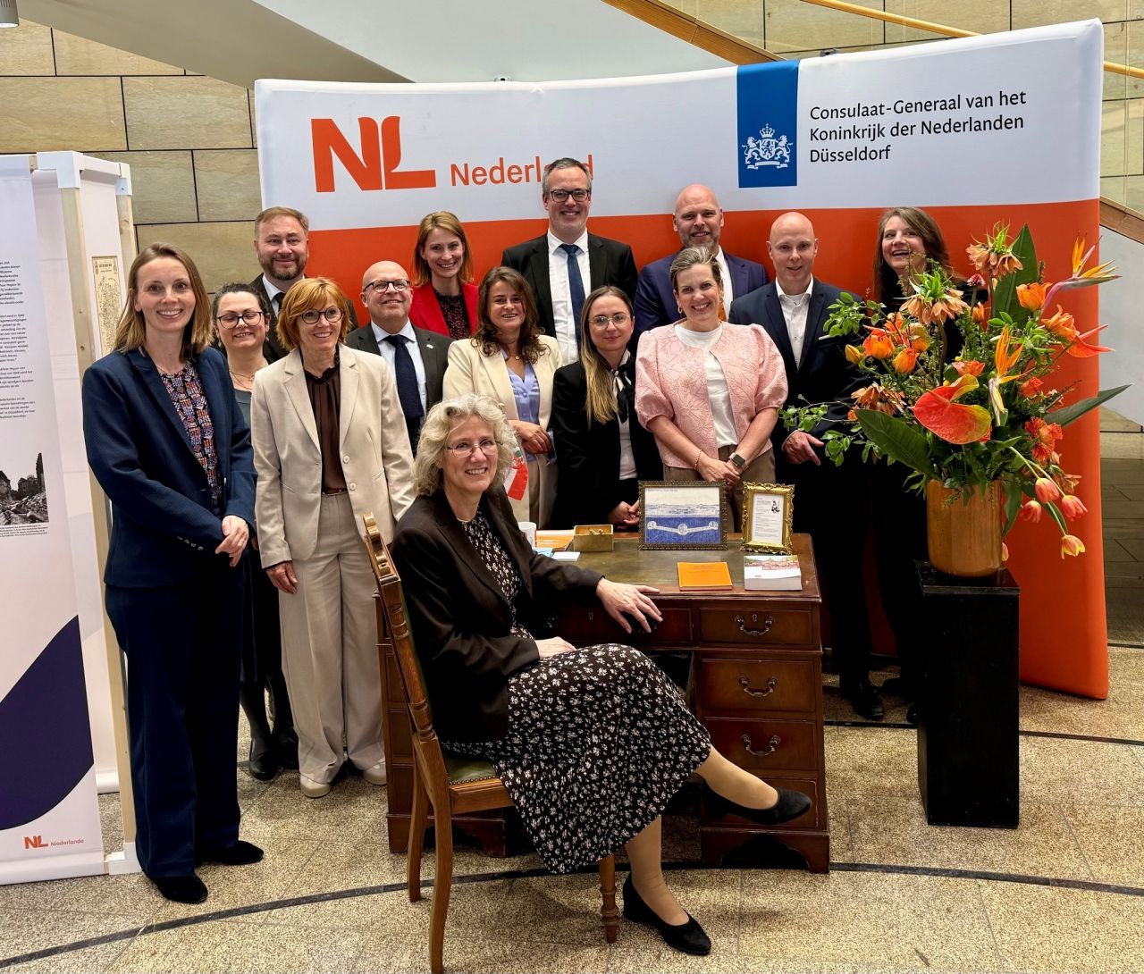 Groepsfoto met onder andere consul Willemijn van der Toorn en consul-generaal Hannah Tijmes